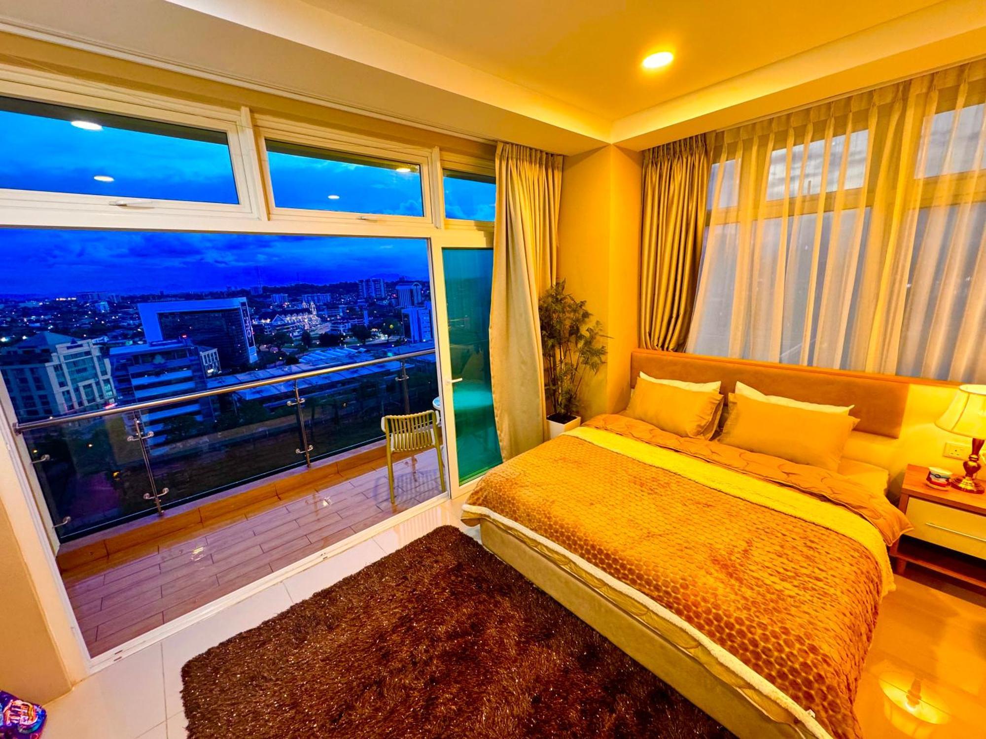 Riverine Kuching Luxury 4Pax With Balcony Facing Waterfront View מראה חיצוני תמונה
