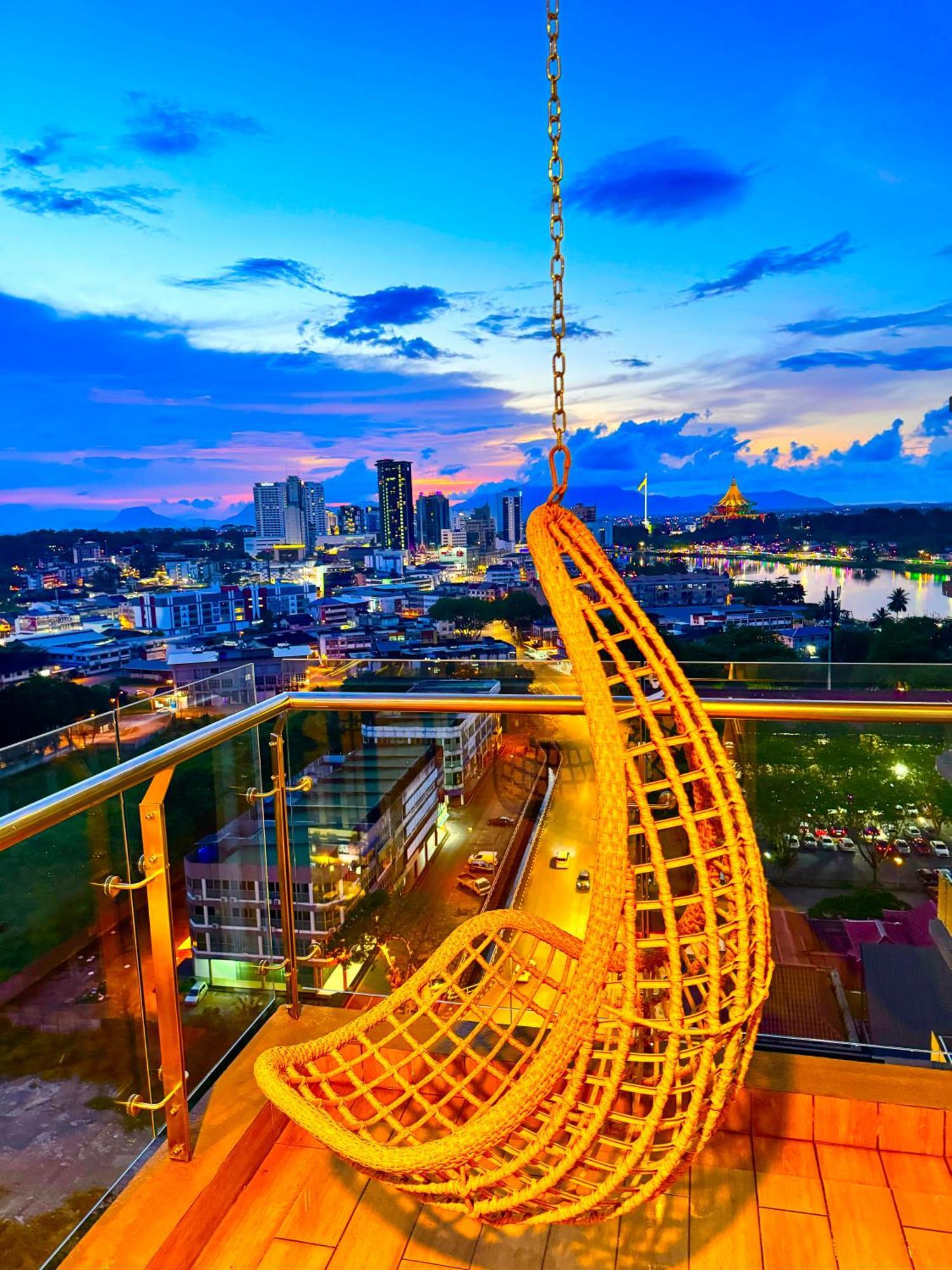 Riverine Kuching Luxury 4Pax With Balcony Facing Waterfront View מראה חיצוני תמונה